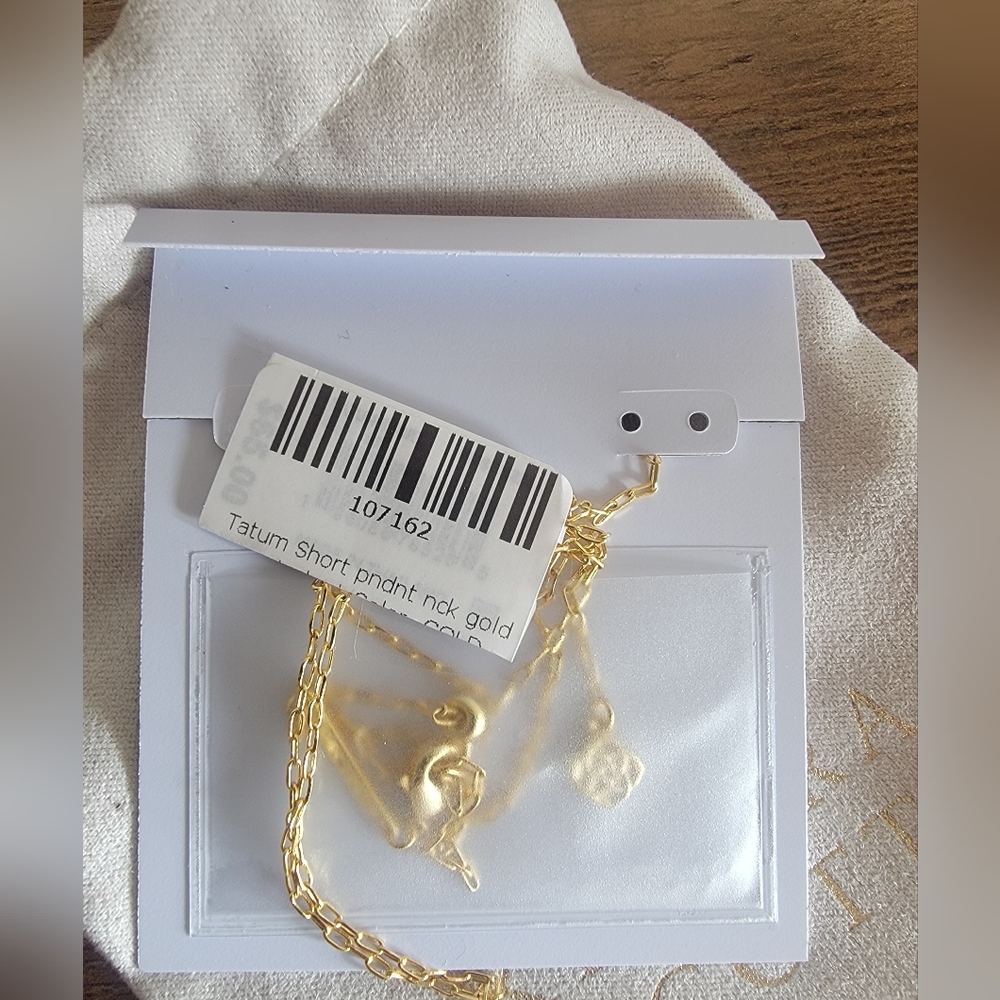 Kendra Scott Tatum Short Pendant Necklace | Gold - Picture 4 of 5